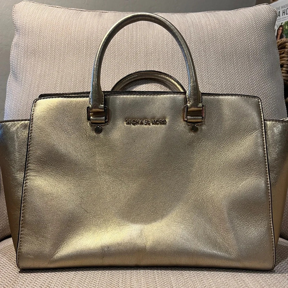 Michael MK patent gold colored leather purse‎ - Picture 6 of 15